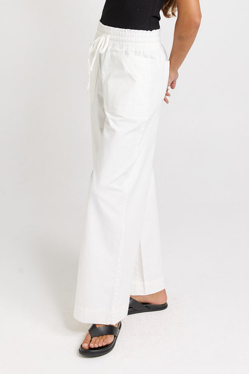 Betty Basics - Saffra Relax Leg Jean in White