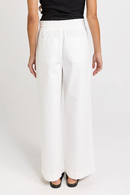 Betty Basics - Saffra Relax Leg Jean in White