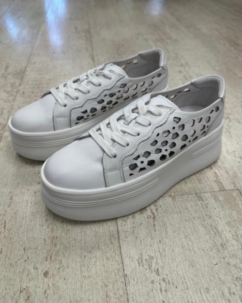 Hinako-Stockton in White