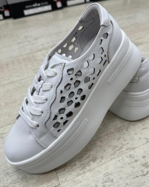 Hinako-Stockton in White